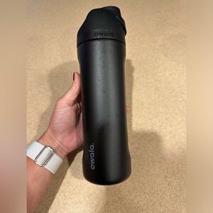 Owala black 20 oz flip cup